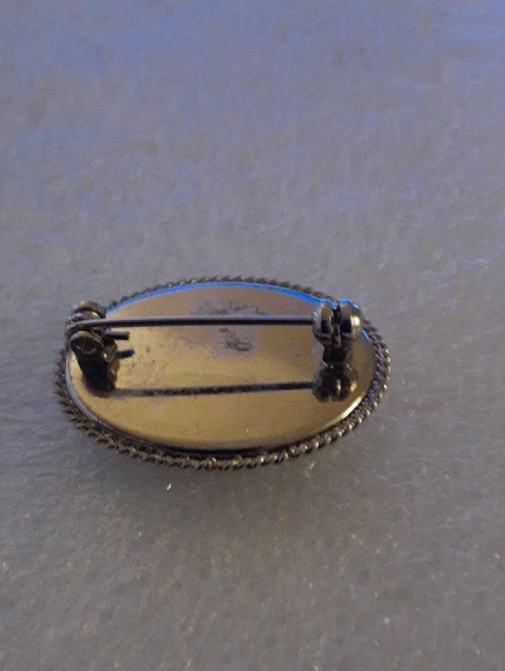 Handcrafted Floral Micro-Mosaic Oval Pin in Green - Picture 4 of 4